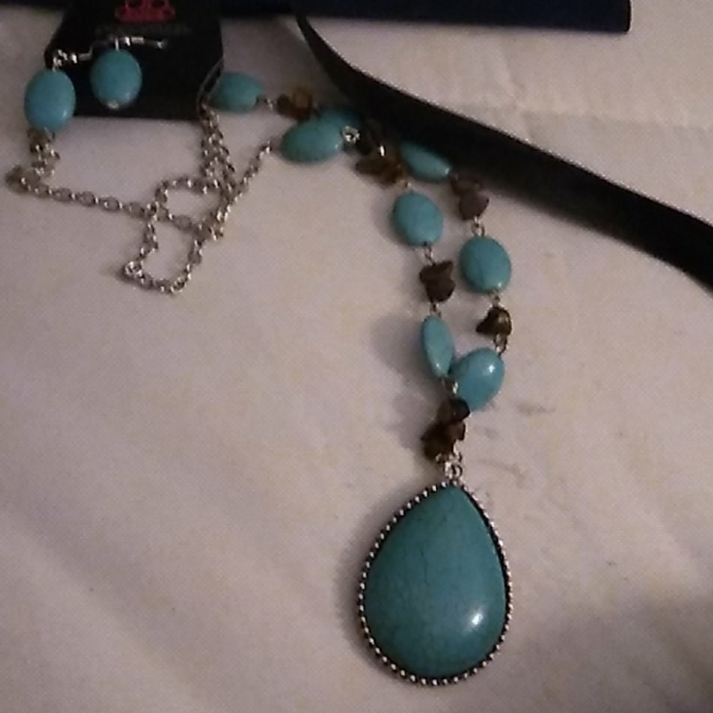 TURQUOISE necklace and earrings. Brand new